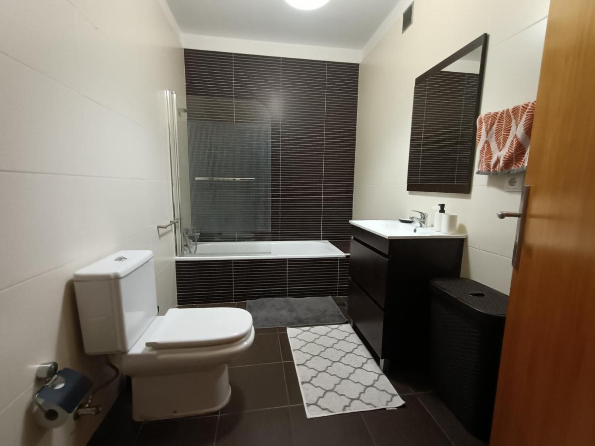 Modern 1Br For 4 - Great For Long Stays, 10 Min To Attractions ヴィラ・ノヴァ・デ・ガイア エクステリア 写真