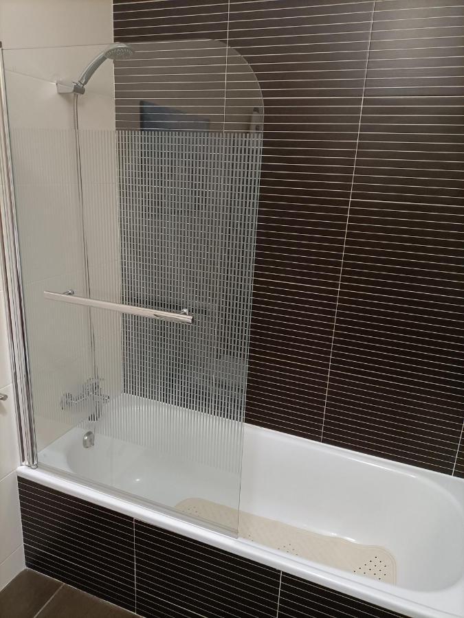 Modern 1Br For 4 - Great For Long Stays, 10 Min To Attractions ヴィラ・ノヴァ・デ・ガイア エクステリア 写真